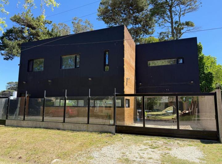 Casa · 450m² · 5 Ambientes · 1 Cochera