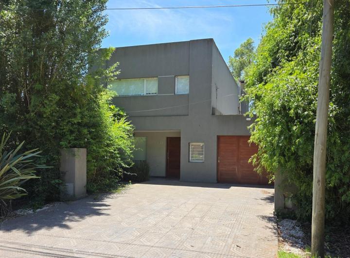Casa · 250m² · 3 Dormitorios · 2 Cocheras