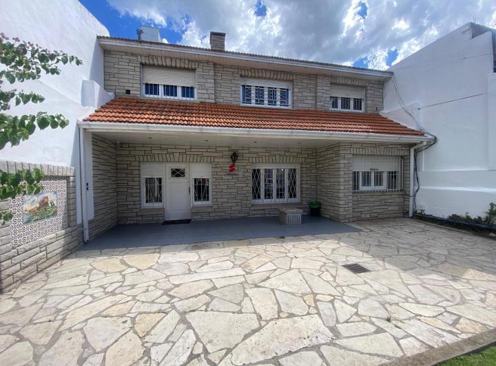 Casa · 320m² · 5 Ambientes · 2 Cocheras
