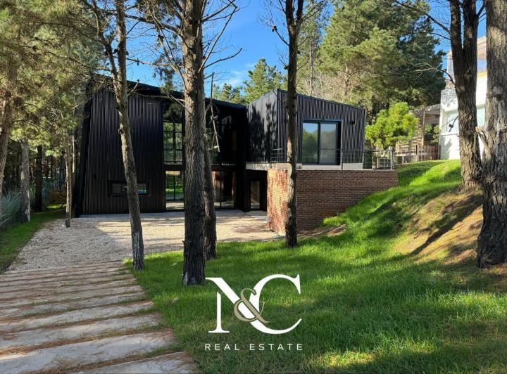 Casa · 260m² · 5 Ambientes · 2 Cocheras