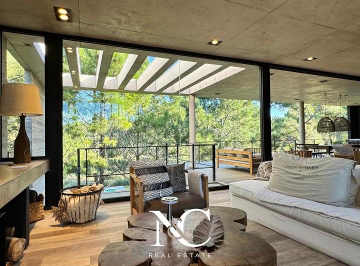 Casa · 220m² · 6 Ambientes · 2 Cocheras
