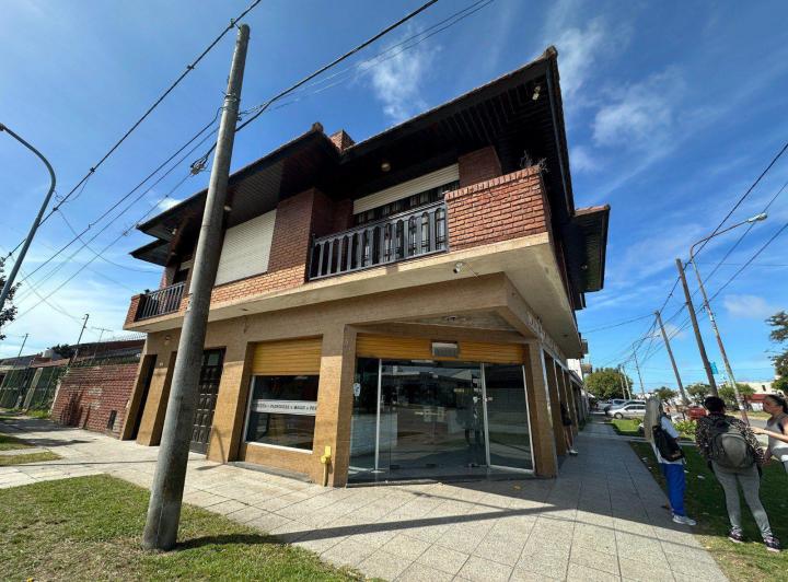 Casa · 195m² · 5 Ambientes · 2 Cocheras
