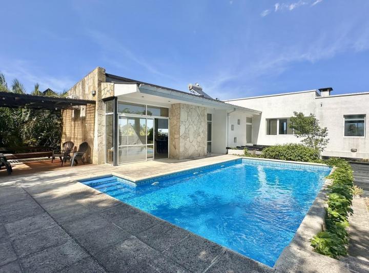 Casa · 245m² · 4 Ambientes · 1 Cochera
