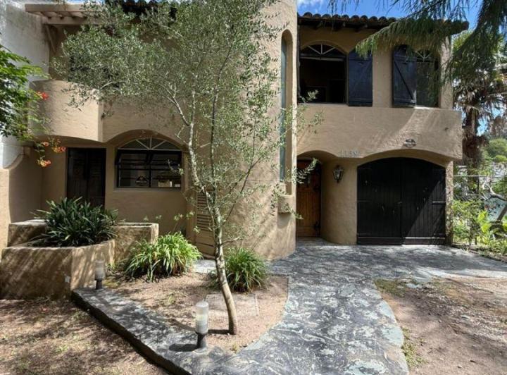 Casa · 140m² · 4 Ambientes · 2 Cocheras