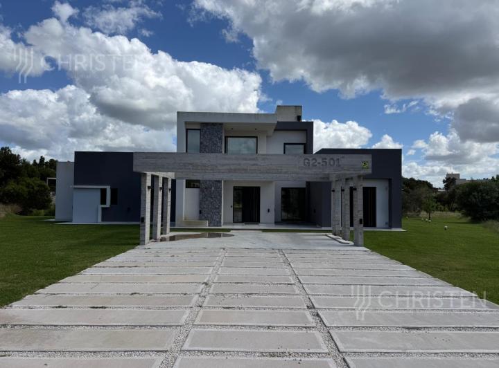 Casa · 300m² · 6 Ambientes · 3 Cocheras