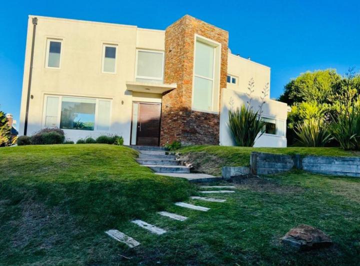 Casa · 260m² · 6 Ambientes · 1 Cochera