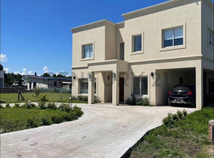 Casa · 250m² · 5 Ambientes · 1 Cochera