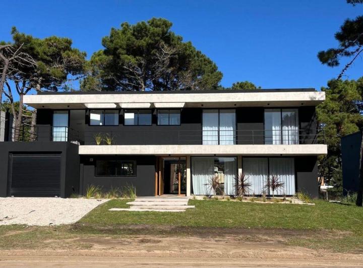 Casa · 310m² · 5 Ambientes · 1 Cochera