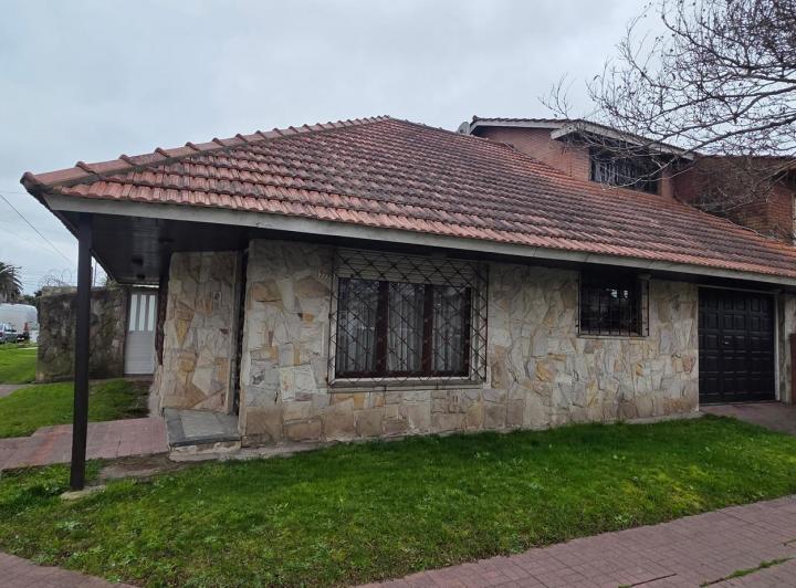 Casa · 186m² · 3 Dormitorios · 2 Cocheras