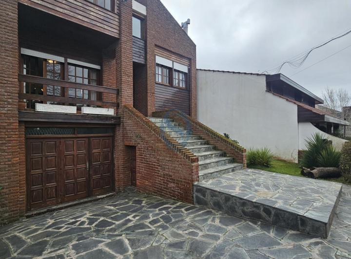 Casa · 223m² · 7 Ambientes · 2 Cocheras