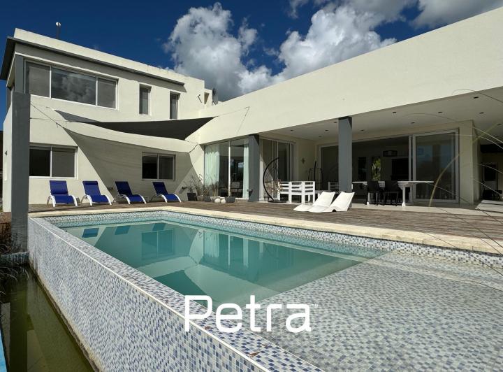 Casa · 300m² · 6 Ambientes · 2 Cocheras