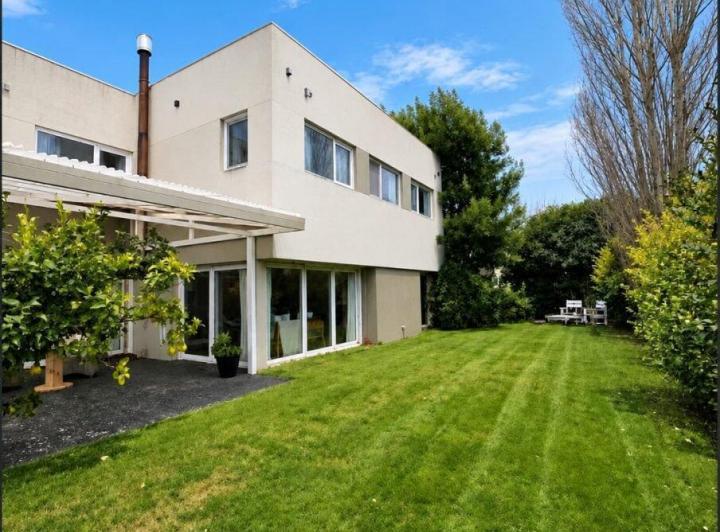 Casa · 240m² · 7 Ambientes · 4 Cocheras