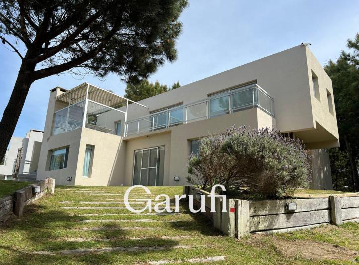 Casa · 240m² · 6 Ambientes · 1 Cochera