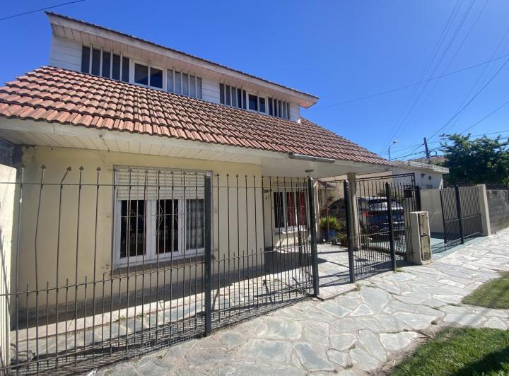 Casa · 182m² · 6 Ambientes · 2 Cocheras