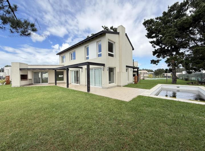 Casa · 220m² · 4 Ambientes · 1 Cochera