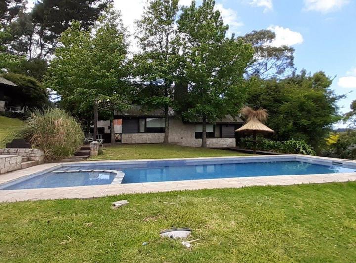 Casa · 240m² · 9 Ambientes