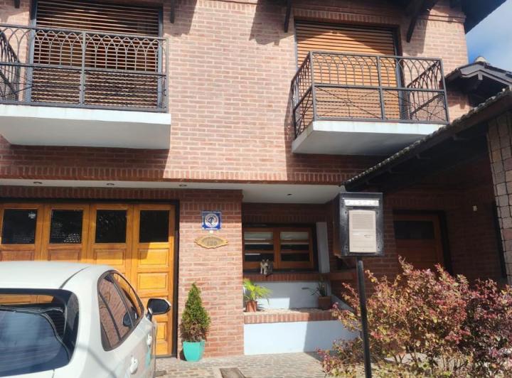 Casa · 254m² · 5 Ambientes · 2 Cocheras