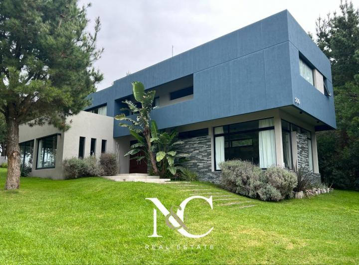 Casa · 290m² · 4 Ambientes · 1 Cochera