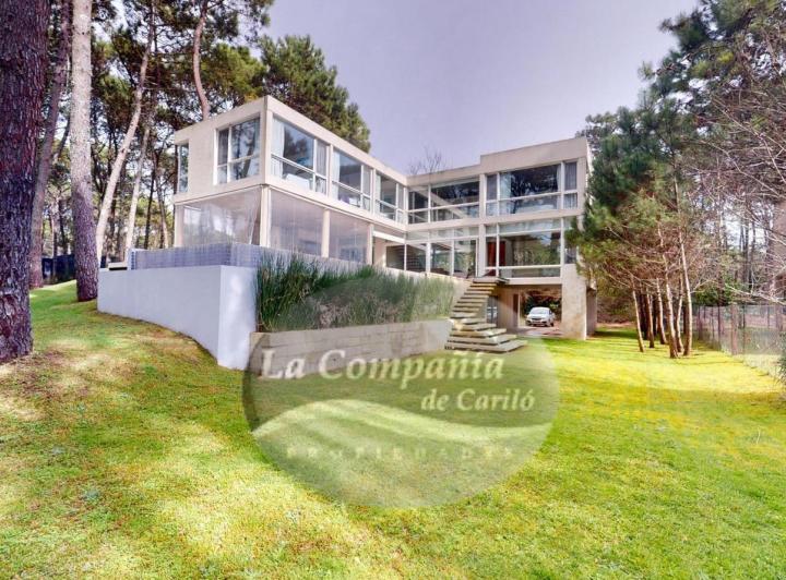 Casa · 500m² · 8 Ambientes · 1 Cochera