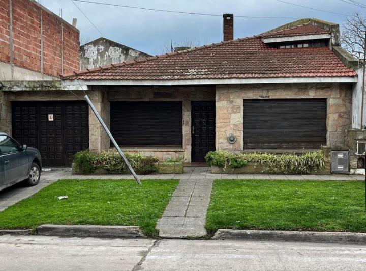 Casa · 140m² · 4 Ambientes · 2 Cocheras