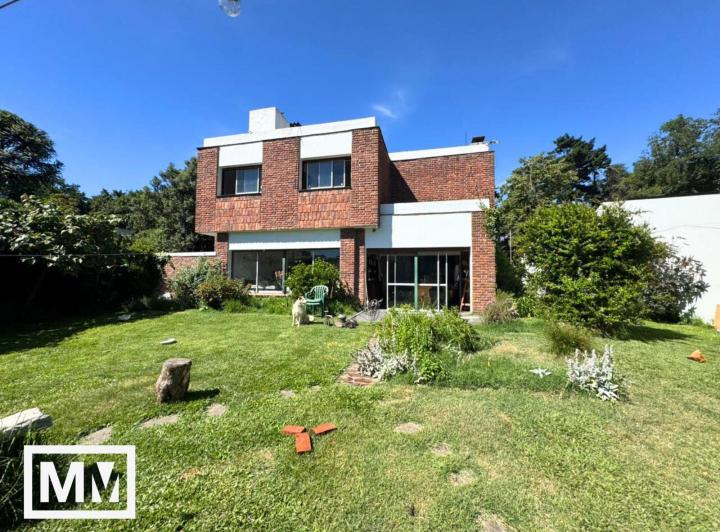 Casa · 290m² · 6 Ambientes · 1 Cochera