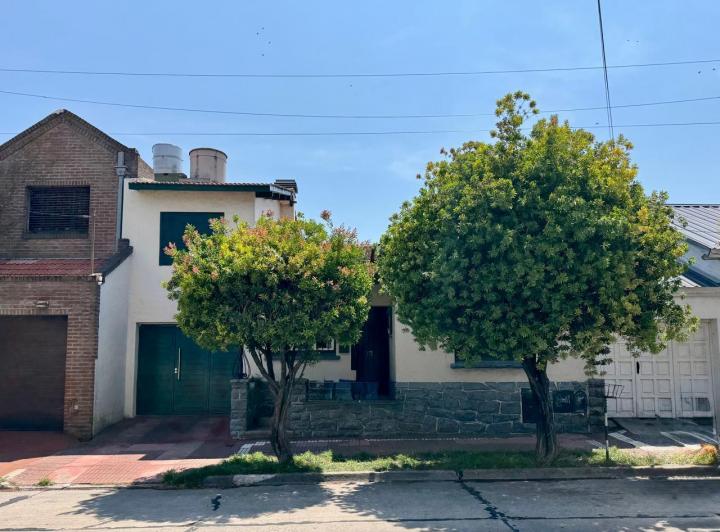 Casa · 241m² · 3 Ambientes · 1 Cochera