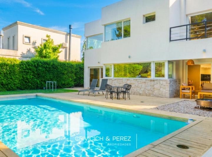 Casa · 295m² · 5 Ambientes · 3 Cocheras