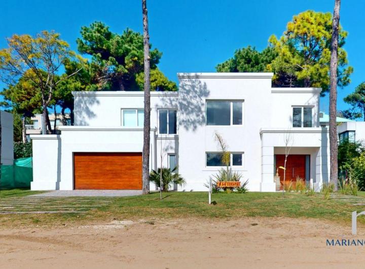 Casa · 290m² · 5 Ambientes · 1 Cochera