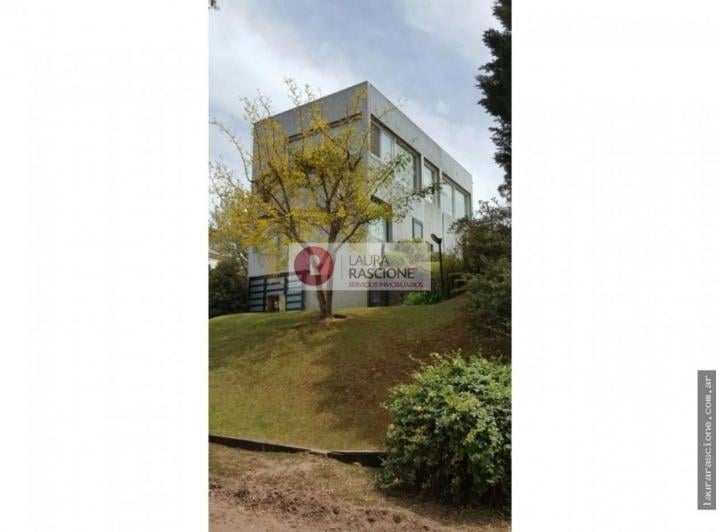 Casa · 240m² · 3 Dormitorios · 1 Cochera