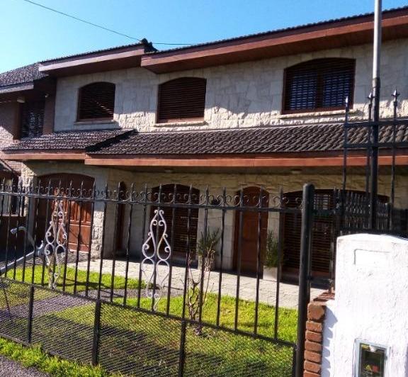 Casa · 240m² · 6 Ambientes · 3 Cocheras