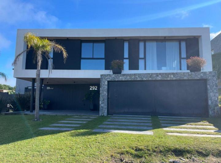 Casa · 33m² · 6 Ambientes · 2 Cocheras