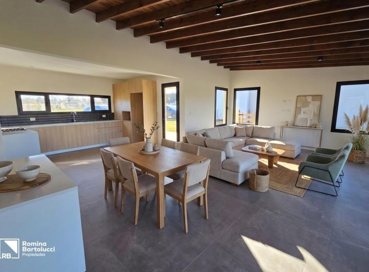 Casa · 180m² · 4 Ambientes · 2 Cocheras