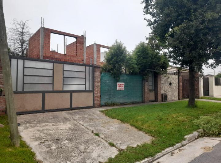 Casa · 200m² · 4 Dormitorios · 2 Cocheras