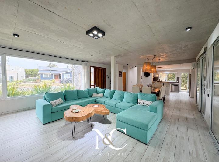 Casa · 245m² · 6 Ambientes · 2 Cocheras