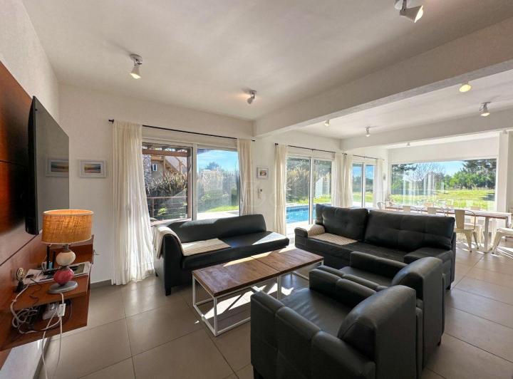 Casa · 220m² · 7 Ambientes · 1 Cochera