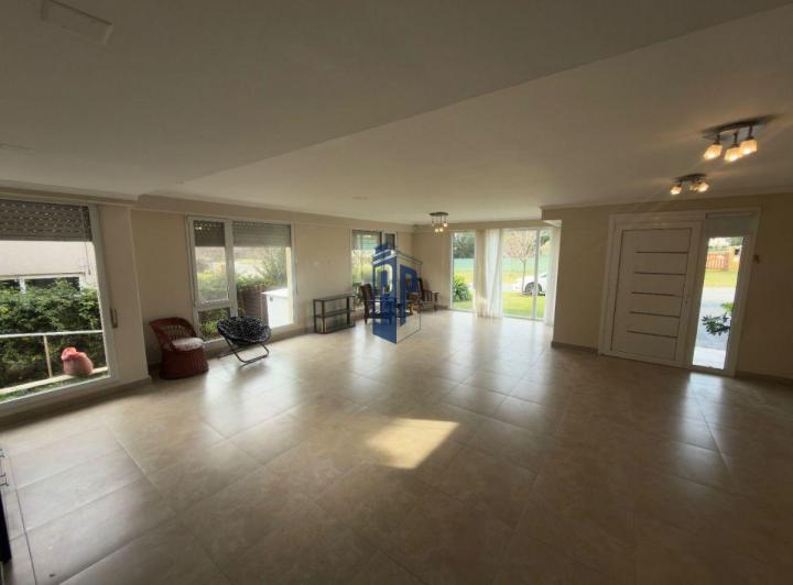 Casa · 296m² · 5 Ambientes · 1 Cochera
