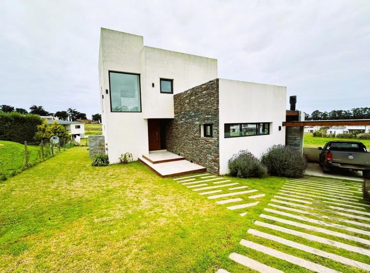 Casa · 210m² · 4 Ambientes · 1 Cochera