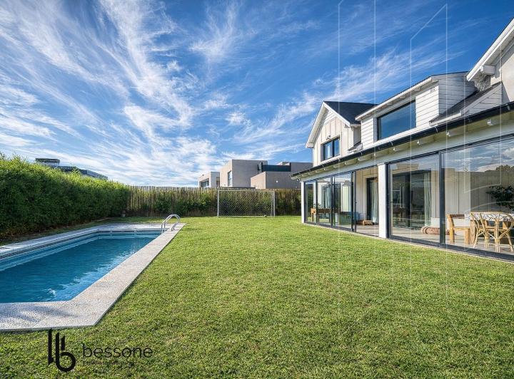 Casa · 293m² · 6 Ambientes · 3 Cocheras