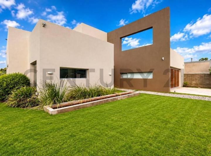 Casa · 400m² · 5 Ambientes · 3 Cocheras