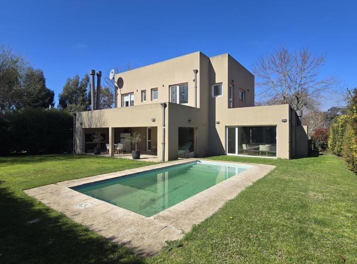 Casa · 244m² · 5 Ambientes · 2 Cocheras