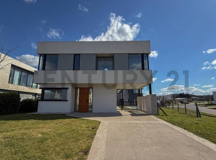 Casa · 211m² · 4 Ambientes · 1 Cochera
