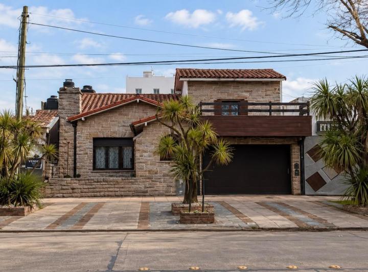 Casa · 243m² · 4 Ambientes · 4 Cocheras