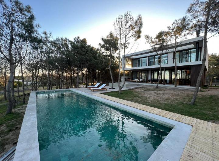 Casa · 600m² · 7 Ambientes · 3 Cocheras