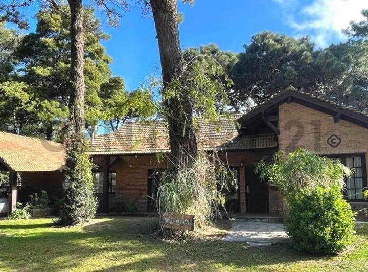Casa · 225m² · 5 Ambientes · 1 Cochera