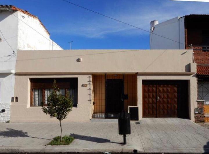 Casa · 130m² · 4 Ambientes · 2 Cocheras