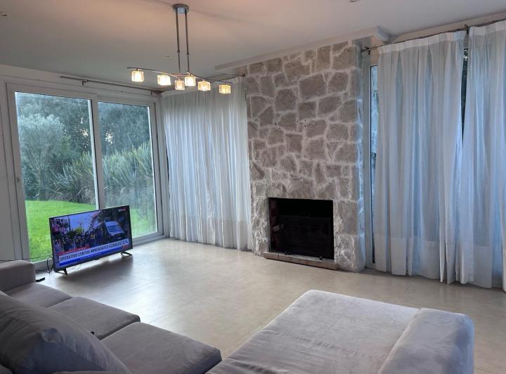 Casa · 350m² · 5 Dormitorios · 2 Cocheras