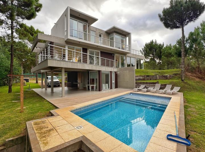 Casa · 229m² · 4 Ambientes · 3 Cocheras