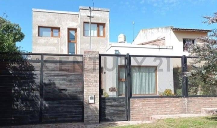 Casa · 191m² · 3 Ambientes · 2 Cocheras