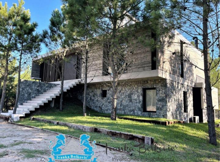 Casa · 320m² · 5 Ambientes · 1 Cochera