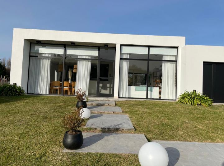 Casa · 140m² · 4 Ambientes · 1 Cochera